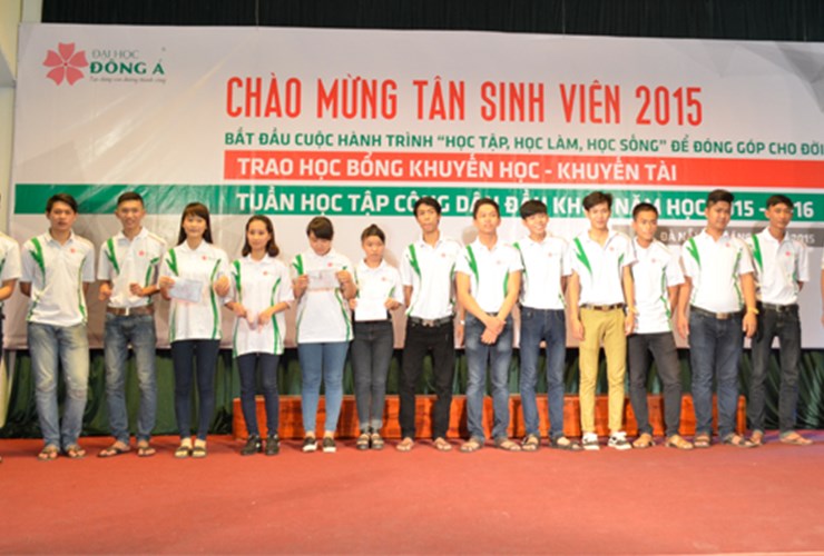 Chào mừng những tân sinh viên đầu tiên gia nhập ĐH Đông Á